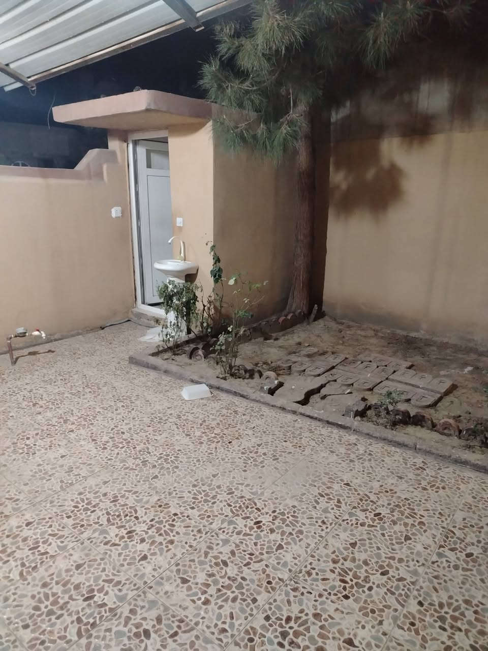 دار طابو صرف للبيع
مساحه ١٤٠م واجهه ٧ يرهم مراوس في القادسيه بيت أو قطعه 
طابق ونص البيت نضيف جاهز للسكن
موقع الدار
كركوك حي الاسرى المفقودين سايدين جامع المعراج قرب المدارس
محتويات البيت
استقبال
مطبخ
هول موزع بين الغرف
غرفتين نوم + غرفة نوم طابق ثاني
درج داخلي بيتوزه
حديقة
كراج
الاستفسار مكتب السيد البياتي للعقار
مبايل (*********** او ***********)
عنوان المكتب
كركوك القادسيه الثانيه
شارع المرور القديم
مقابل ثانوية المستقبل الاهليه
مجاور صيدلية مركز الدواء
نستقبل كافة العروض وعرضها في كركوك الطابو الزراعي التجاري السكني
