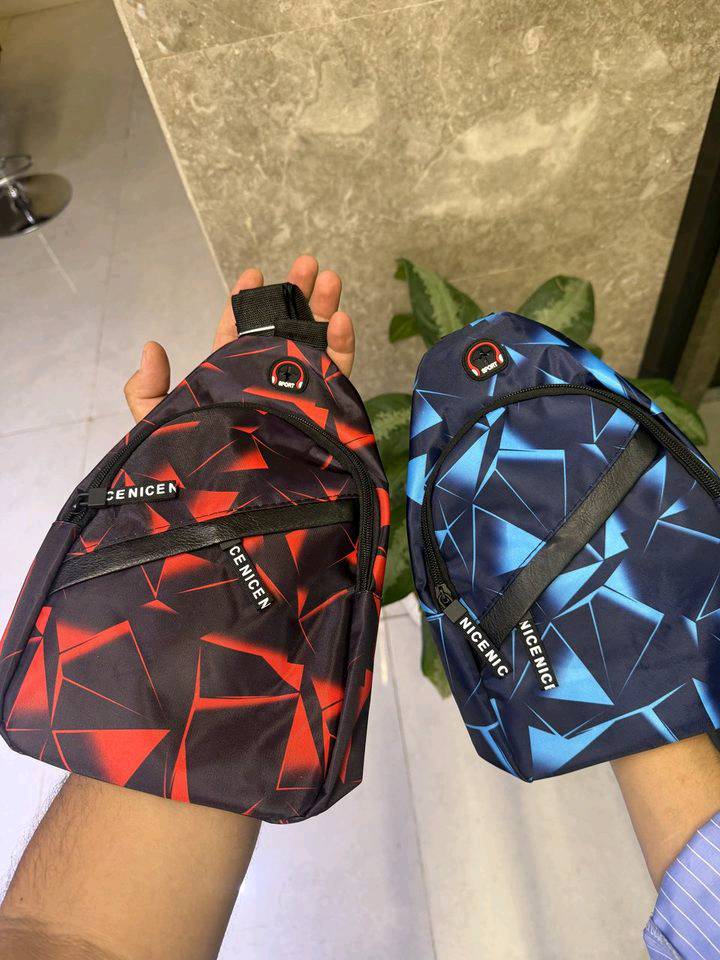 .حقيبة كتف كروس (Sling Bag) عصرية بتصميم شبابي أنيق، مثالية للاستخدام اليومي، السفر، الجامعة أو المشاوير. تتميز بحجم عملي يوفر مساحة كافية 

المميزات:

. تصميم عصري بلون أسود مع نقشة حمراء وزرقاء مميزة.

. خامة متينة ومقاومة للاستخدام اليومي.

. جيب رئيسي واسع مع جيب أمامي بسحاب لتنظيم الأغراض.

. حزام كتف قابل للتعديل ليناسب الجميع.

. خفيفة الوزن ومريحة بالحمل طوال اليوم.

. مناسبة لحمل الهاتف، المحفظة، المفاتيح، الشاحن، وسماعات الأذن.

. سحابات قوية وسهلة الفتح والإغلاق.

. مناسبة للشباب والرجال للاستخدام اليومي والسفر والتنقل