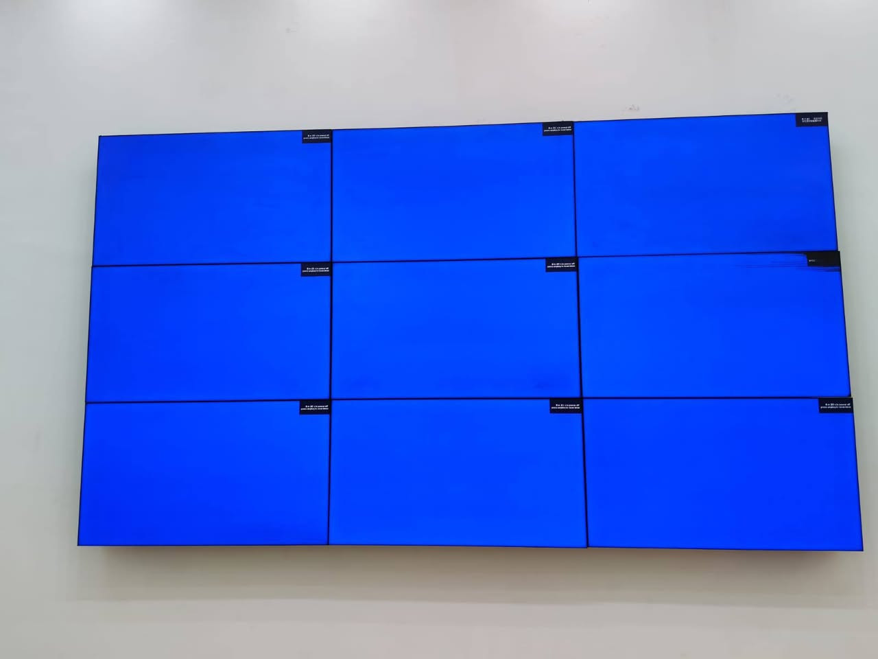 سلام عليكم 
عدنه هاي الشاشات اسمها فيديو ال٩ قطع تجي منضومه كامله نوع هيك فجن للبيع بسعر مناسب

***********
