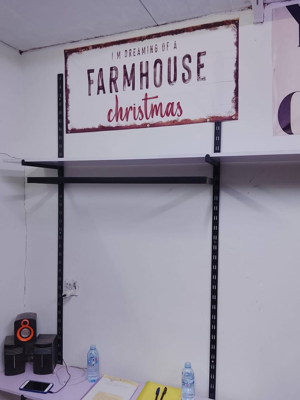 رفوف + تعاليك + استاندات تعليك
للبيع السعر ٣٠٠ 
***********
