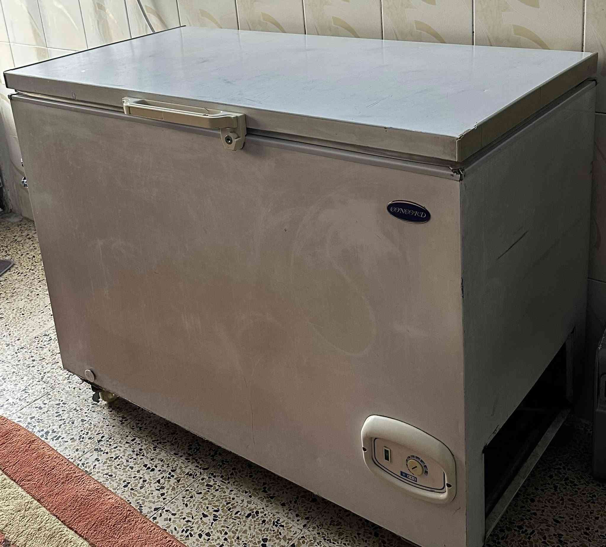 غراض مستعمل للبيع *********** واتساب هم موجود
ميز تلفزيون              40,000
كاونتر مع السينك            550,000 
مبردة الوني            150,000 
غسالة             170,000 
مجمدة شغال100%            250,000
