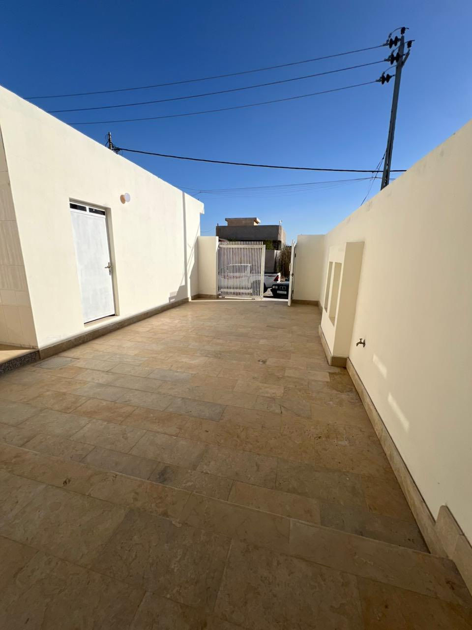 � دار  للبيع – بابل / الحلة
📍 الوردية خارج (خلف مستشفى الكفيل)
📐 المساحة: 200 متر | طابو صرف
 🛋️صالة واستقبال + مطبخ 
🛏 4 غرف نوم | 🛁 2 حمام
🛒 يحتوي على محل تجاري
📞 للتواصل: المهندس علي أحمد ***********
                    المهندسة سديم       ***********
