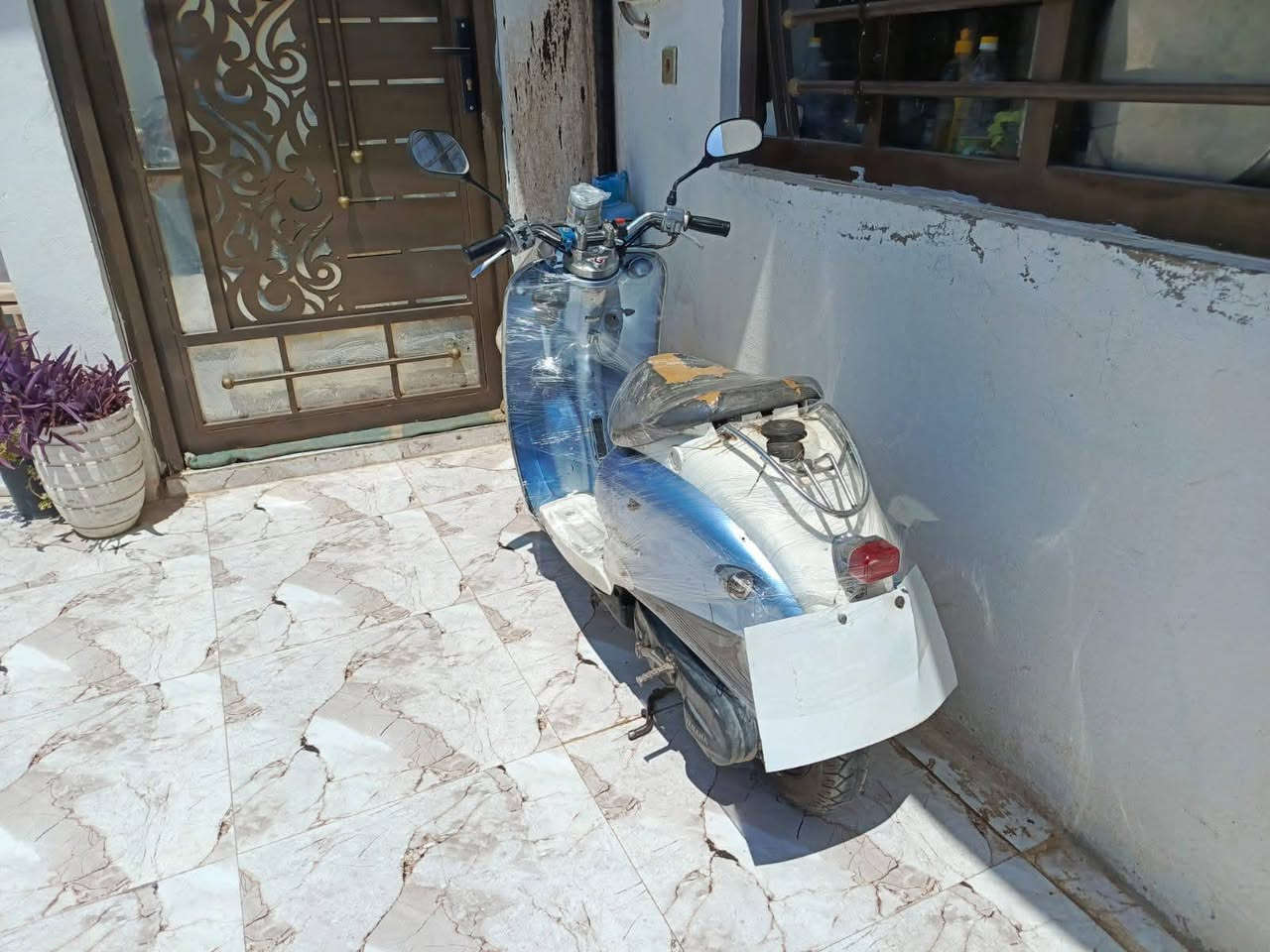 السلام عليكم عبد الحليم فحل ما شاء الله كلش نظيف محرك ما مفتوح كبس كهربات شغاله نكره سلف مال بيت عله وضع شركة تخم تاير جديد چبلس  مال جناي الماطور 
كبريت بلادي جاهز ما ناقصه الف السعر 200 بيها مجال للطيبين مكاني كركوك كوباني 
***********

