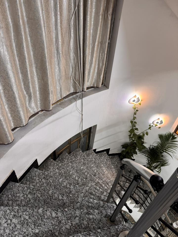 بيت للبيع طابو زراعي صرف سند 25 المساحه 100م طابقين يحتوي 3غرف نوم و استقبال و صاله و مطبخ حار و بارد و صحيات المكان بغداد الزعفرانيه للاستفسار *********** واتساب
