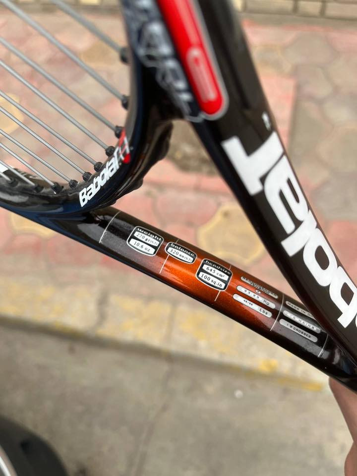ركت تنس السعر 75 الف وبي مجال بسيط
رقمي *********** 
مكاني بلمنصور

* البراند: Babolat
* الوزن: حوالي 270 غرام (خفيف نسبيًا، مناسب للمبتدئين والمتوسطين)
* التوازن (Balance): 320 mm تقريبًا
* حجم الرأس (Headsize): 645 cm² / 100 sq.in
* نمط الأوتار: يبدو 16x19 (يعطي سبن/دوران أكثر للكرة
