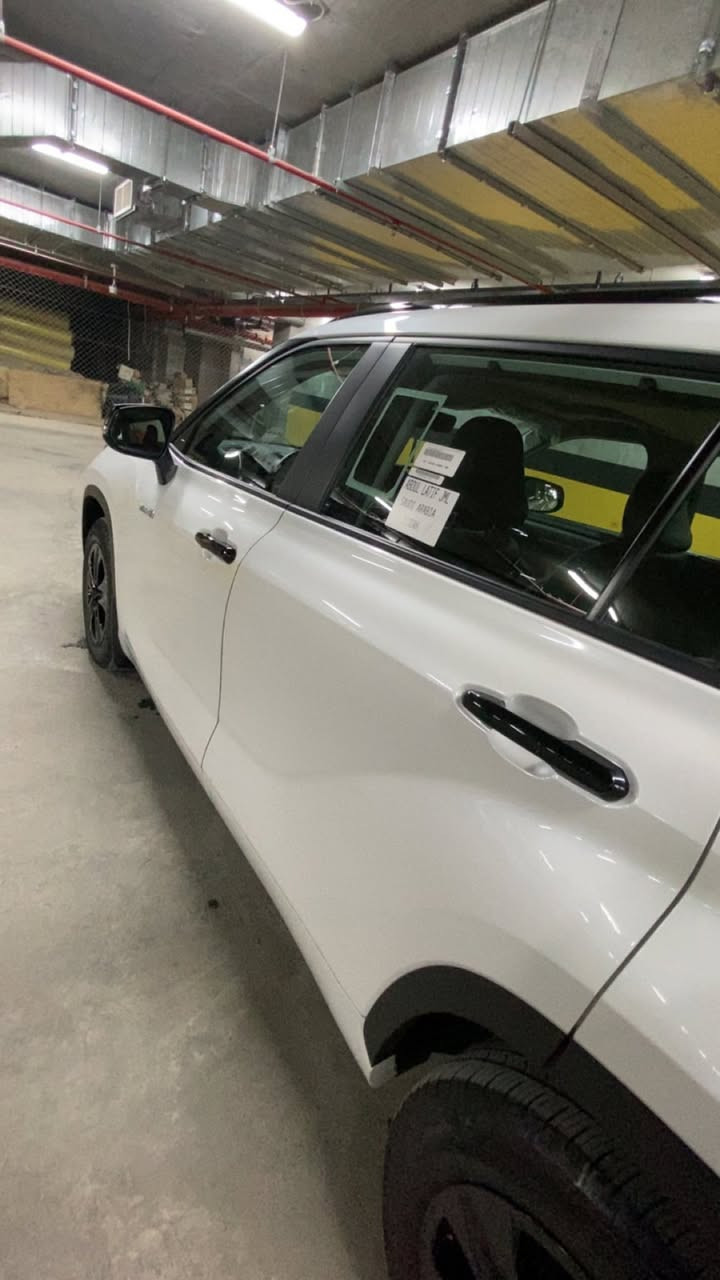 السلام عليكم للبيع فقط هاي لندر  عبد الطيف جميل  مودل ٢٠٢٤
كفالة عامة فول مواصفات بلاك أدشن تجي داخل جلد و مخمل اسود و يداد الأبواب وجناح خلفي لون اسود بلاد فتحت سقف محرك 2500هايبرد 7 راكب چنطة كهربائية 
العنوان بغداد الأعظمية 
رقمي ***********
السعر  ٣٢٥ قفل
