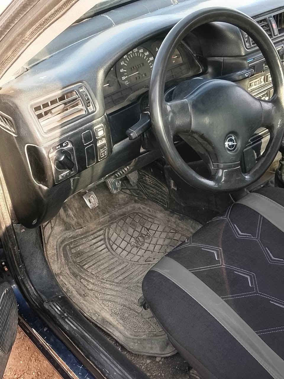 السلام عليكم فكتره موديل 91حجم 16رغم نينوى انكليزي بيها كاربون مكينه كير شرط طخم جديد كهربائيات كلها شغاله هندبريك شقغال مالت رزق اغتصادي بل بانزين بيها البدنه الكدام ام بدله انطيك شواصي وبجم شرط لاكص ولا ضرر سياره حيل لينه بل مشي السعر 35بيها مجال اشويه حك الجيه رغم الهاتف ***********
