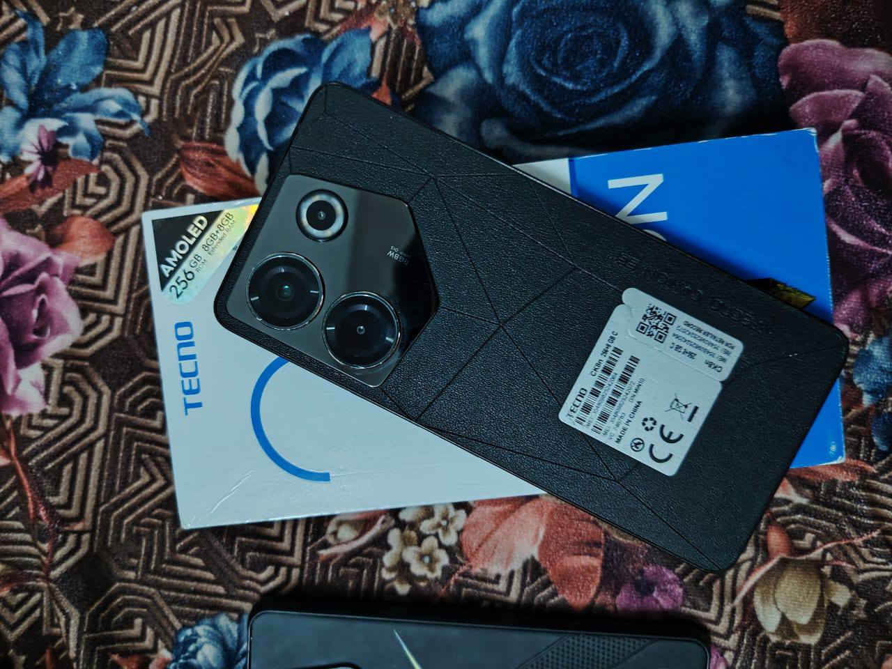 كامون 20برو فايف جي   
الذاكرة 256 الرام 8+8 المعالج 8050
البطاريه 5000 الشحنه 33 واط
هرتز 120 دبل خط ميموري ببجي 90 فريم 
فول مواصفات سعرو 200الف ا
***********
***********
