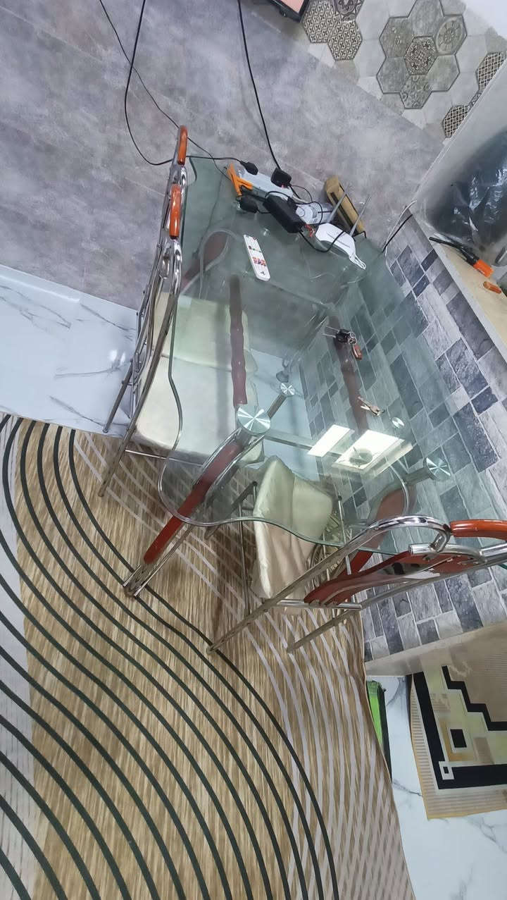 للبيع السعر 50 الف الكراسي مكسره الميز جديد لا فطر ولا كسر ***********
