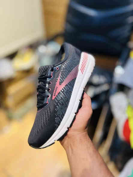 بروكس باله اصلي امريكي 
قياس 42.5
طول القدم27.5
النظافه فول 
توصيل جميع المحافظات 
للحجز واتساب 
***********
