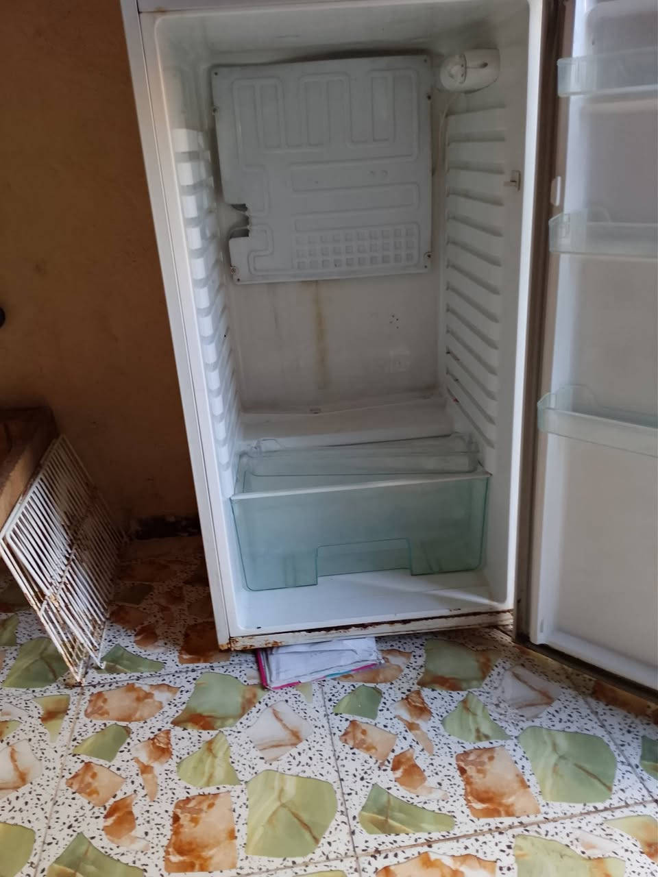 ثلاجه نظيفه حيل نظيفه نظيفه سعر 150 بيها مجال قليل*********** هذا الرقم بس واتساب بي
