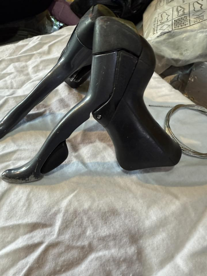 لعابات سباق شريكة كلاريس CIARIS 

مختوم صنع في إندونيسيا 🇮🇩 

R2400

السرعات 2/8

السعر 80 ألف دينار 

عنوان المحل موصل أيمن تقاطع شارع كنيسة الساعة🚴🏻‍♂️🚴

يوجد توصيل 🚚 كافة محافظات العراق 🇮🇶 

☎️***********
