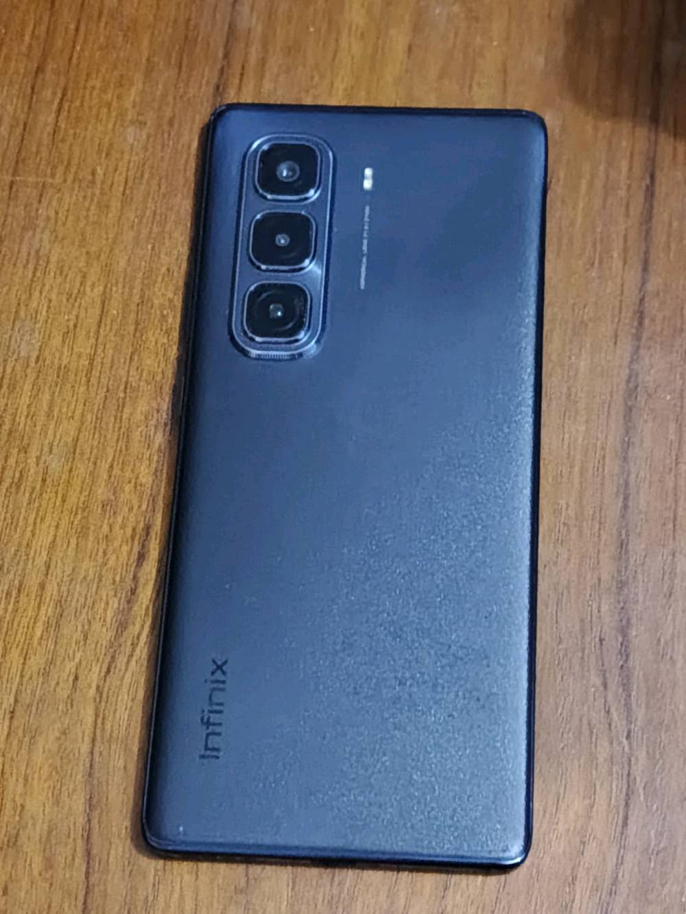 الحالة: مستعمل نظافة 100% (مثل الجديد تماماً)، بدون أي شخط أو صيانة.
​المعالج: Helio G100(يدعم ببجي 60 فريم
​الشاشة: AMOLED منحنية (Curved) بتردد 120Hz، ألوان خرافية وسلاسة عالية.
​النظام: يدعم كامل خدمات جوجل، وجهاز حديث جداً
​الملحقات: الكارتونة كاملة مع كافة الملحقات الأصلية (شاحن سريع + لاصق حمايه الاصلي مال شركه +كارتونه+سماعه) 
​المميزات: الجهاز يتميز بنحافة خيالية وتصميم فخم جداً يشبه الفلاكشيب
​السعر: 180,000 دينار عراقي وبي مجال. 
المكان: (بغداد كفأت السيدية). 
للتواصل:(على الرقم واتساب). 