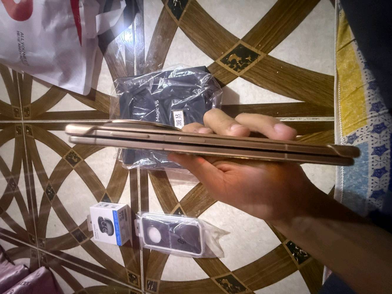 السلام عليكم جهاز هونر magic v5 قابل للطي جهاز رهيب شاشه ذاكره 512 لون ذهبي جديد ابحث عليه وشوف تفاصيله رايده ب 1600