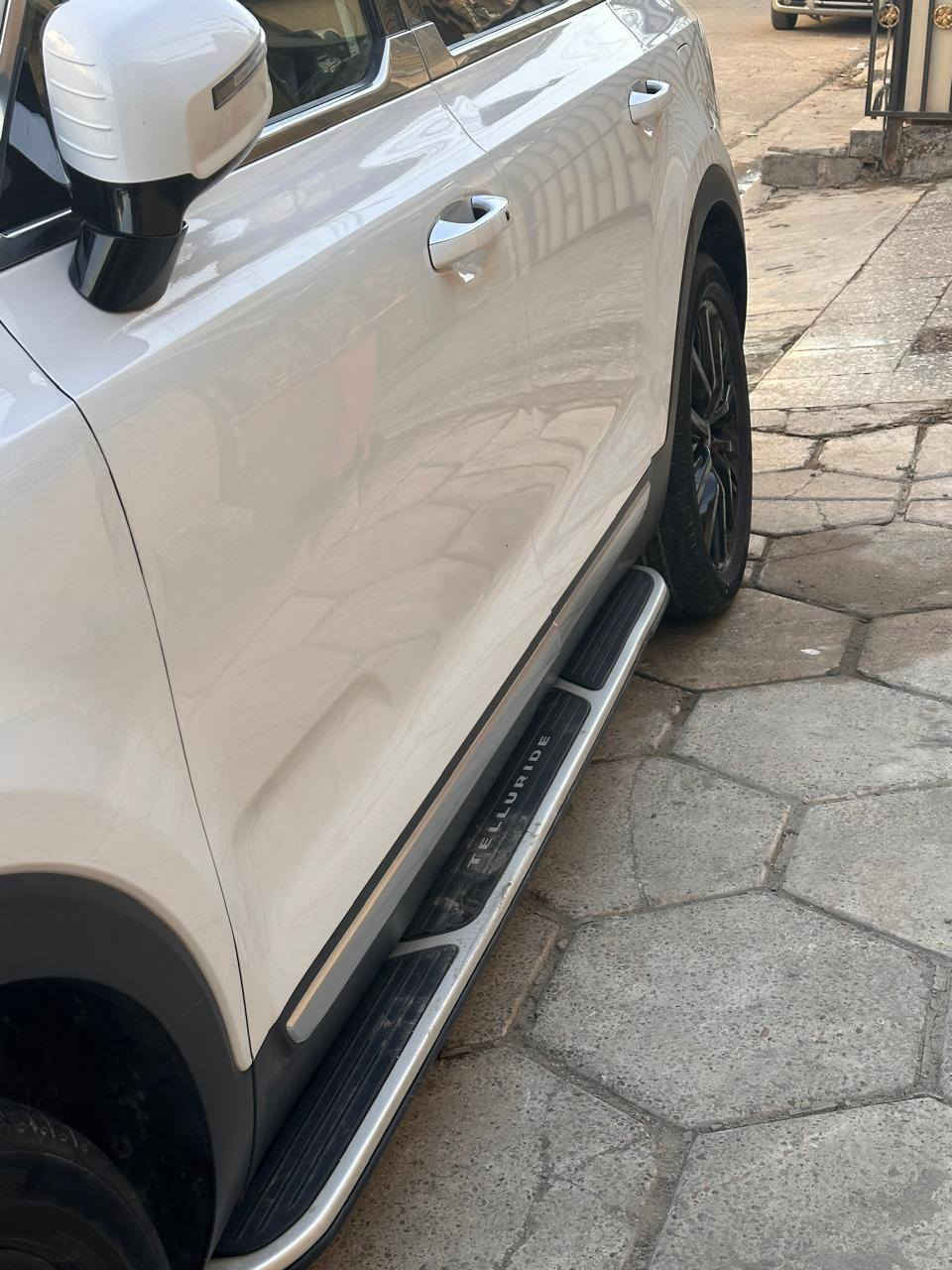 كيا تولورايد 2020 sx برستيج 
اعلى فئة 
لون ابيض 
مواصفات : 
4 كامرات 360 درجة
رادارات 360 درجة 
توقف ذاتي بالرجوع للخلف 
توقف ذاتي امامي 
نقاط عمياء 
قيادة ذاتية 
سستم صوت هارمن
فتحتين سقف 
داخل جوزي 
كشنات vip منفصل سبعة راكب
شكنات كهرباء 
شاحن وايرلس  
تدفئة وتبريد كشنات امامي وخلفي 
داتا شو بالدشبول 
شاشة كار بلي 
اضاءة داخلية متغيره اللون 
حساسات امامي خلفي 
لايت عدستين 
قمارة كنتارا نيلي
فور ويل ذكي 
صندوك كهربائي 
دوسات جانبية 
ويل 20 اسود بلادي 
اوتو هولد هندبريك كهرباء 
5 وضعيات قيادة
حادثها چاملغ الامامي فقط .مصبوغ وباقي السيارة بلاد .
إطارات جديدة .
وضع السيارة ممتاز وعزل ممتاز .
السعر/ 28500$
السيارة جانيها من عام 2022
*********** بغداد, العراق
