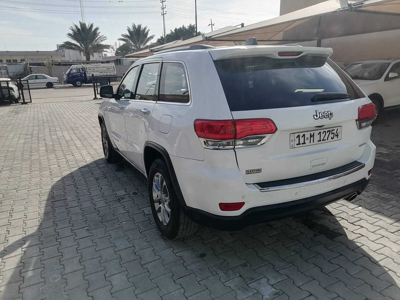 سلام عليكم جيب موديل 2015 خليجيه بيها 3 قطع صبغ الاماميه...بدون دواخل. الشاصي ولا لغود السياره بصمه  فتحه جنطه كهربائيه كشنات جلد.شاشه جبيره كامره دواره تحكمات جهتين. حساس امامي وخلفي. فوول. لون أبيض رقم بغداد انكليزي بسمي .. وبيها بيبان عدد 2 تبديل نفس لون..  سعرها 175 وبيها مجال. مكانها كربلاء رقم موبايل ***********
