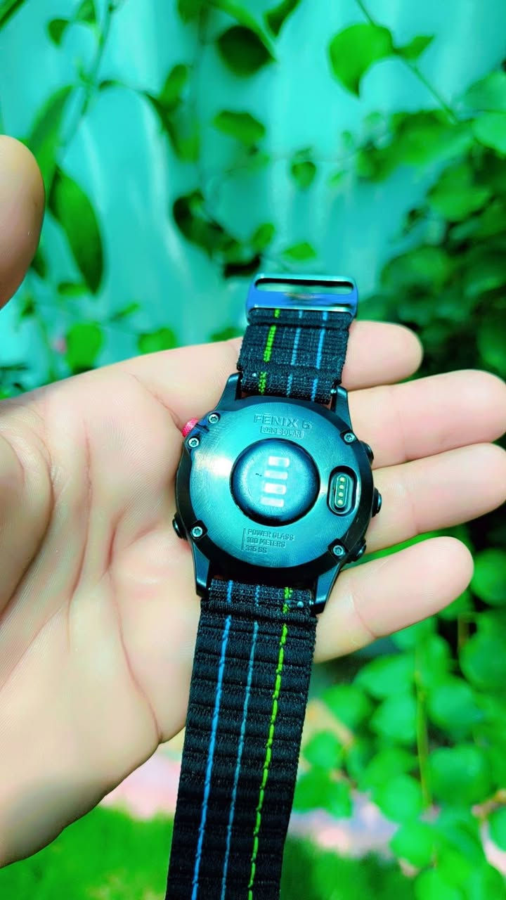 #ساعة Garmin Fenix 6X Pro Solar الإصدار الأكبر والأقوى
 في جيلها، وهي أول ساعة ذكية من شركة جارمن تدعم الشحن الشمسي المباشر لإطالة عمر البطارية أثناء المغامرات الميدانية. تم تصميم الساعة خصيصاً للرياضيين ومحبي الاستكشاف والأنشطة الخارجية القاسية.🛠️ المواصفات التقنية الأساسيةالحجم والوزن: تأتي بهيكل ضخم بحجم 51 مم، وتزن حوالي 82 غراماً بفضل استخدام أجزاء من التيتانيوم خفيف الوزن.الشاشة: شاشة ملونة مقاس 1.4 إنش (بدقة 280 × 280 بكسل) واضحة جداً تحت أشعة الشمس المباشرة.العدسة: مزودة بزجاج Power Glass المتطور المسؤول عن امتصاص طاقة الشمس وتحويلها إلى طاقة كهربائية.المقاومة: مصممة وفقاً للمعايير العسكرية الأمريكية لمقاومة الصدمات والحرارة والماء حتى عمق 100 متر (10 ATM).السعة التخزينية: 32 جيجابايت مخصصة للموسيقى والخرائط.🔋 أداء البطارية والشحن الشمسيتتميز الساعة ببطارية جبارة تمنحك فترات تشغيل طويلة
:وضع الساعة الذكية: حتى 21 يوماً، ويرتفع إلى 24 يوماً عند تفعيل الشحن الشمسي (في حال التعرض للشمس 3 ساعات يومياً بكثافة 50,000 لوكس).وضع الـ GPS: حتى 60 ساعة (وتصل إلى 66 ساعة مع الشحن الشمسي).وضع توفير الطاقة المتقدم
: يمكن أن يصل إلى 80 يوماً.🗺️ الميزات الملاحية والرياضية المتقدمةنظام الخرائط TOPO: خرائط توبوغرافية كاملة الألوان ومحملة مسبقاً، بالإضافة إلى خرائط لأكثر من 2000 منتجع تزلج حول العالم.دعم أنظمة الأقمار الصناعية: تدعم أنظمة (GPS و GLONASS و Galileo) لضمان دقة التتبع في أصعب الظروف الجغرافية.مستشعرات الارتفاع والطقس: تحتوي على بوصلة ثلاثية المحاور، جيروسكوب، ومقاييس للضغط الجوي والارتفاع (ABC).ميزة PacePro: ميزة ذكية تساعدك على ضبط وتوجيه سرعتك بما يتوافق مع تضاريس وارتفاعات مسار الجري.🩺 المراقبة الصحية والميزات الذكيةالمستشعرات الطبية: قياس نبضات القلب من المعصم، ومستشعر Pulse Ox لقياس مستويات تشبع الأكسجين في الدم والتأقلم مع الارتفاعات العالية.تتبع النوم والطاقة: مراقبة جودة النوم وتحليل مستويات طاقة الجسم الذكية (Body Battery).التطبيقات والموسيقى: تشغيل الموسيقى بدون هاتف عبر مزامنة حسابات Spotify أو
 Deezer وتوصيل سماعات البلوتوث.الدفع الإلكتروني: تدعم خدمة Garmin Pay للمدفوعات اللاتلامسية.
#راسلني خاص وتدلل


**إذا كنت صاحب هذا الإعلان وتريد حذفه لأي سبب، رجاءا أرسل رسالة إلى الدعم الفني**