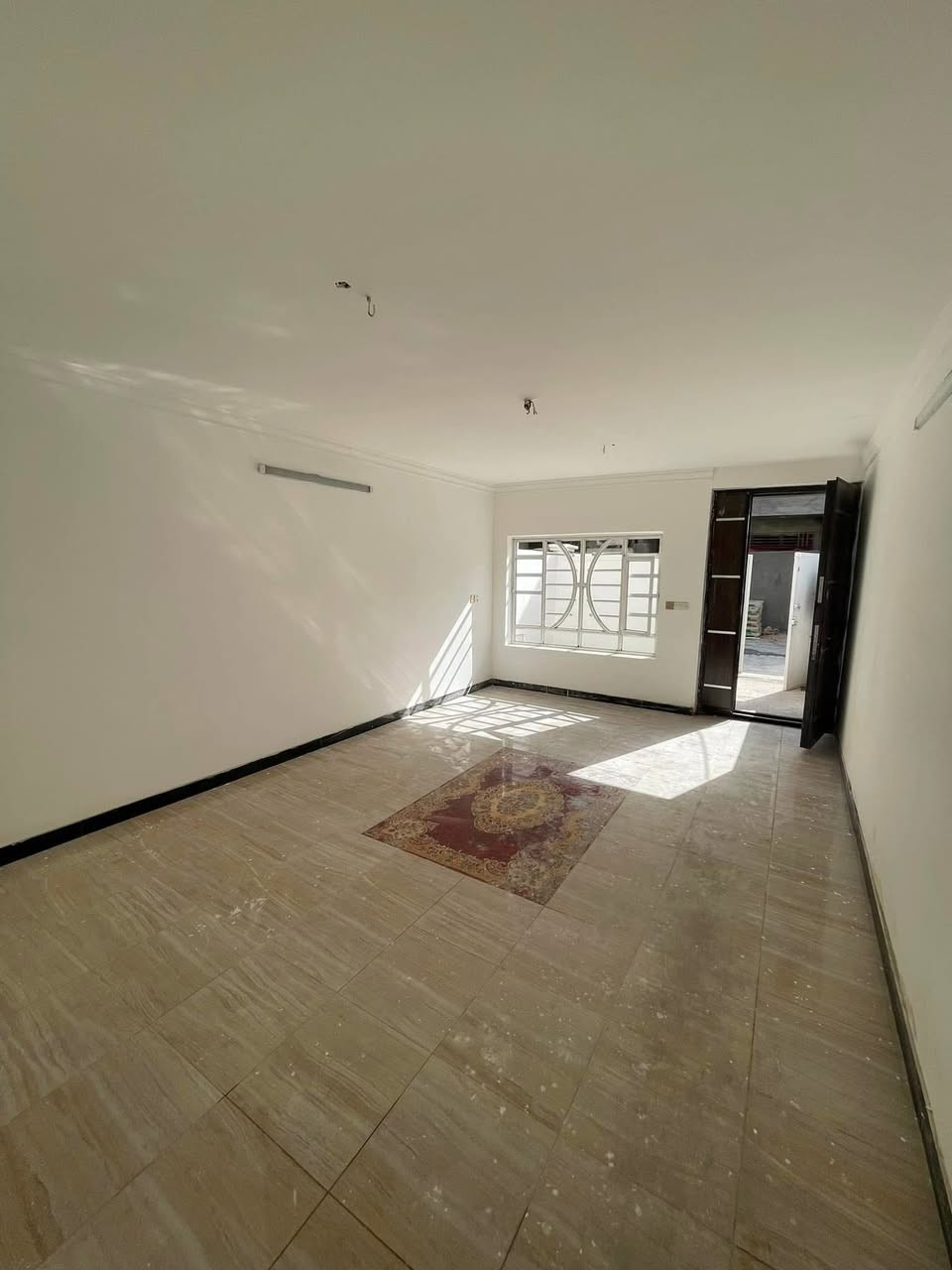 السلام عليكم بيت ترميم حديث الدوره الميكانيك قرب اسواق الكوخ شارع الفورتات للبيع او الايجار مساحة ١٠٠ متر نظيف ٣ غرف حمامين ومطبخ وطابقين 
***********
