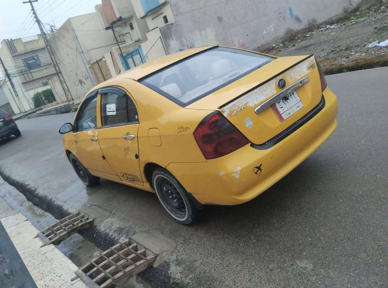 السلام عليكم ليفان للبيع للبيع ومعارض خصوصي توماتيك رقم بغداد صاحبها بالموصل مصفره هيئه غرامات 
صبغ بس باب بعد السائق والدوائر 
السعر 45 مجال قليل  بيها كابون بنزين ورقي رقم صاحب السياره ***********
