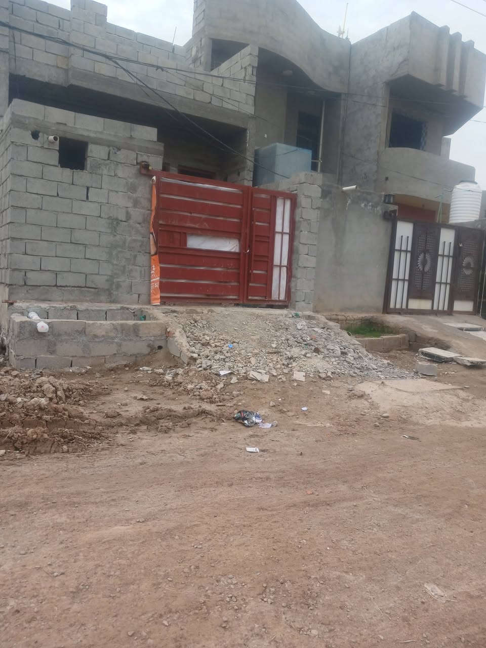 هيكل بناء جديد قيد لانشاء للبيع مساحة ١١٠م كاطون الرحمة 
قرب جامع مالك الملك لاستفسار ***********
