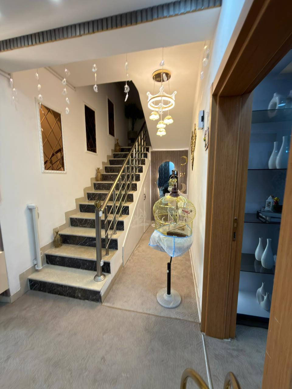 🏠دار للبيع في تكريت مجمع بيتي زون اول🏠
المساحة 260 متر 

الدار مغير بل كامل وعل سايدين

يتكون الدار من 

ثلاث غرف نوم 🛌 

واستقبال ومطبخ 

وكراج وحديقة غرف طابق الثاني سويت 

شغل فول سحب مغربي شبيابيك المنيوم 

الدار ويا سبالت عدد 5

كاونترات + ويا كامرات الدار

ديكورات والسعر مناسب التواصل معا صاحب الدار مباشر

للاتصال/***********
