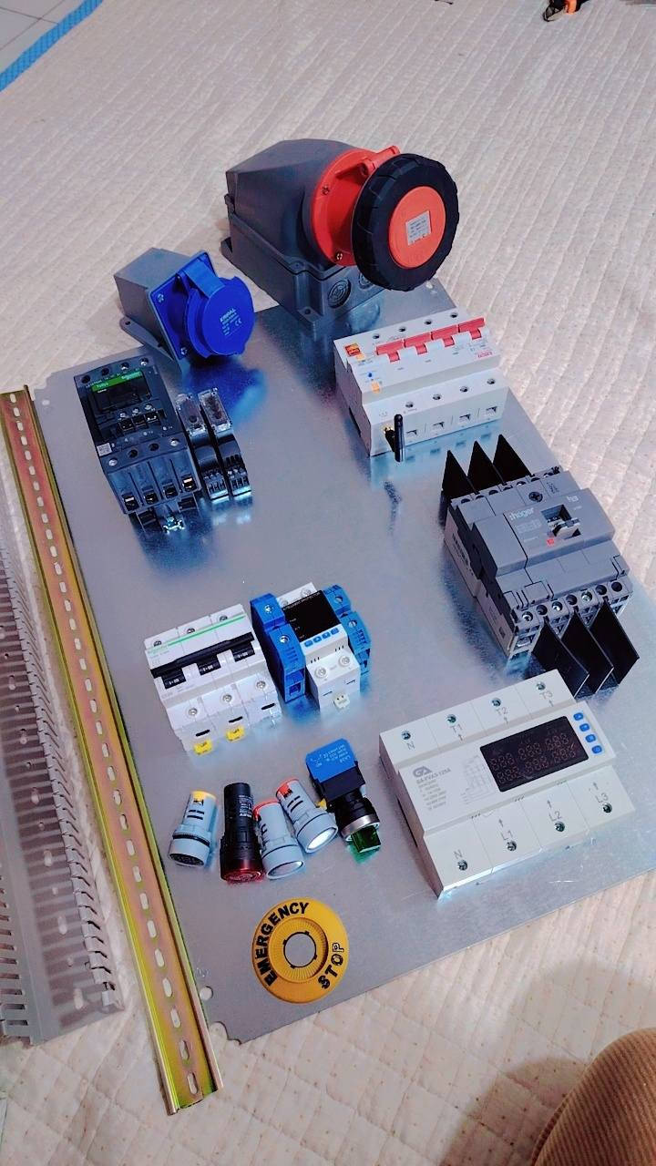 تمام أبو مجيد ✅
هذا المنشور جاهز للنشر مباشرة مع رقم الهاتف والواتساب:

---

🚨⚡ لا تغامر بشغلك الكهربائي… اختار الخبرة الصح! ⚡🚨

إذا تريد تنفيذ أصولي، أمان عالي، وشغل يعيش سنين بدون مشاكل…
نوفرلك الحل الكامل من التصميم إلى التنفيذ 👇

🔥 كادر هندسي متخصص بجميع أعمال الكهرباء والطاقة 🔥

🔌 أعمال الكهرباء العامة
▪ تأسيس كامل للبنايات (سكني – تجاري – صناعي)
▪ صيانة الأعطال الكهربائية الطارئة
▪ نصب لوحات التوزيع الرئيسية والفرعية
▪ موازنة أحمال وحساب مقاطع الكيبلات
▪ ربط مولدات وأجهزة تحويل ATS
▪ تنفيذ منظومات التأريض والحماية من الصواعق

📐 تصميم مخططات هندسية كهربائية باحتراف
▪ مخططات Power & Lighting
▪ حساب الأحمال واختيار القواطع بدقة
▪ Single Line Diagram للوحات
▪ مخططات إنذار حريق وكاميرات
▪ إعداد مخططات جاهزة للتنفيذ

📡 تنصيب وبرمجة الستلايت
▪ ضبط جميع الأقمار بدقة عالية
▪ معالجة ضعف الإشارة
▪ تمديد نقاط متعددة

❄ تنصيب وصيانة السبالت
▪ تركيب أصولي مع سحب فاكيوم
▪ شحن غاز وصيانة دورية

🎥 تنصيب وصيانة كاميرات المراقبة
▪ أنظمة حديثة HD & IP
▪ ربط مباشر بالموبايل
▪ صيانة وبرمجة كاملة

🔥 تنفيذ وصيانة منظومات الإنذار المبكر للحريق
▪ تصميم وتنفيذ حسب المواصفات
▪ فحص وصيانة دورية

💡 نوفر حلول متكاملة للمشاريع الصغيرة والكبيرة… من الفكرة إلى التشغيل الكامل

✅ إشراف هندسي مباشر
✅ تنفيذ مطابق للمواصفات
✅ التزام بالمواعيد
✅ أسعار مدروسة مقابل جودة حقيقية

📞 للحجز والاستفسار:
***********
📲 نفس الرقم واتساب
بأدارة المهندس حيدر مجيد
المهندس للحلول الكهربائية 

لا تنتظر حدوث المشكلة… تواصل اليوم وخلي شغلك بإيد أمينة.
