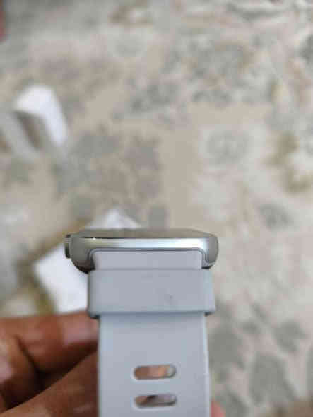 سەعاتي شاومی ٤ زەمانی اتی لو بی 

تەلەفونی پێ ئەکرێت Always-on display ئاوی تێناچێت لێیانی دڵ و ئۆکسجین ئەپێوێت شەحنی بەرگەی 20رۆژ زیاتر ئەگرێت لەگەڵ ئایفۆنو ئەندرۆیدا رەبت ئەبێت زاکیرەی 16گێگایە*********** السليمانية
