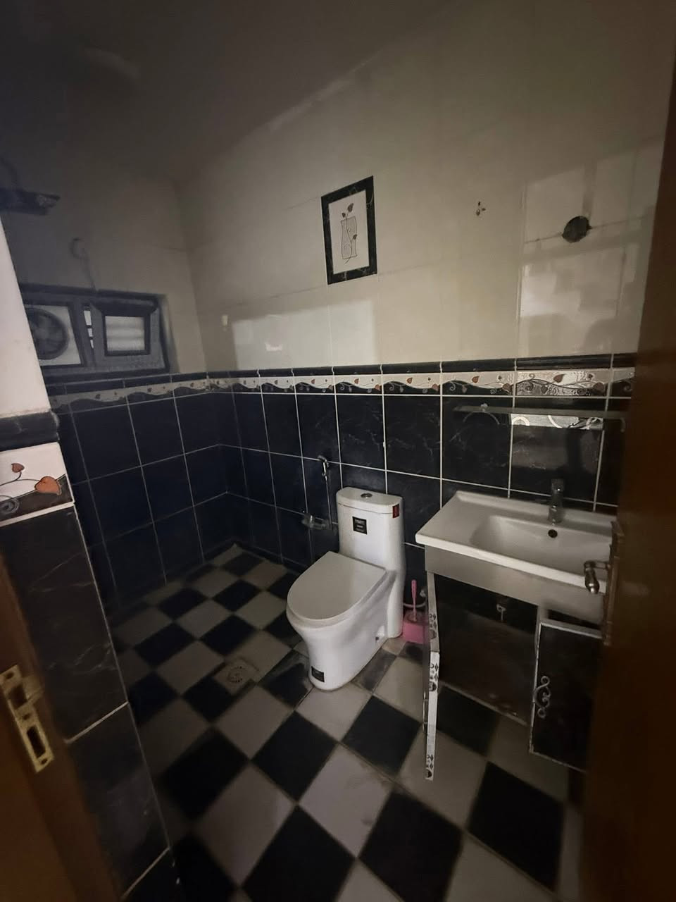 #للايجار_في_السيدية
دار سكني المساحة 120م

يحتوي ع ثلاث غرف نوم وصالة ومطبخ وخدمات

السعر مليون قفل 

للأستفسار:***********

مكتب الفهد الهندسي للمقاولات العامة
