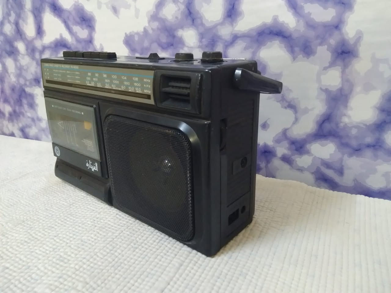 جهاز ماركة قيثارة 
راديو شغال 3 موجات FM. MW . SW
المسجل شغال بالكامل 
كهرباء  وبطارية  4 كبير 
نظافة الجهاز أكثر من 99%
السعر 60 الف مع التوصيل
***********
