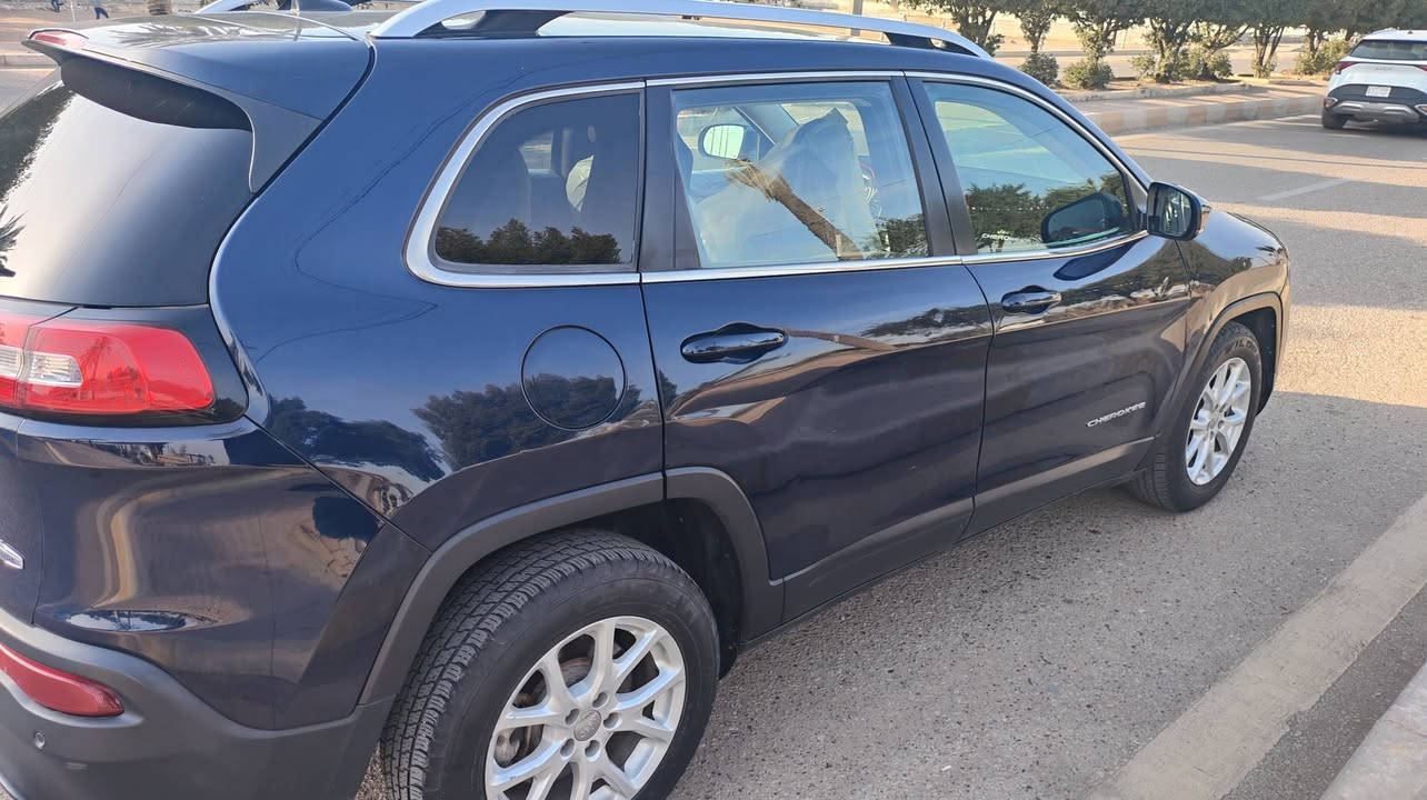 جيب شيروكي بدون 2016 رقم ميسان تحويل ثاني يوم شاشه كبيره كامره حساسات سايد بريك بصمه  مدينه 2400السونار مرفق للاستفسار ***********
