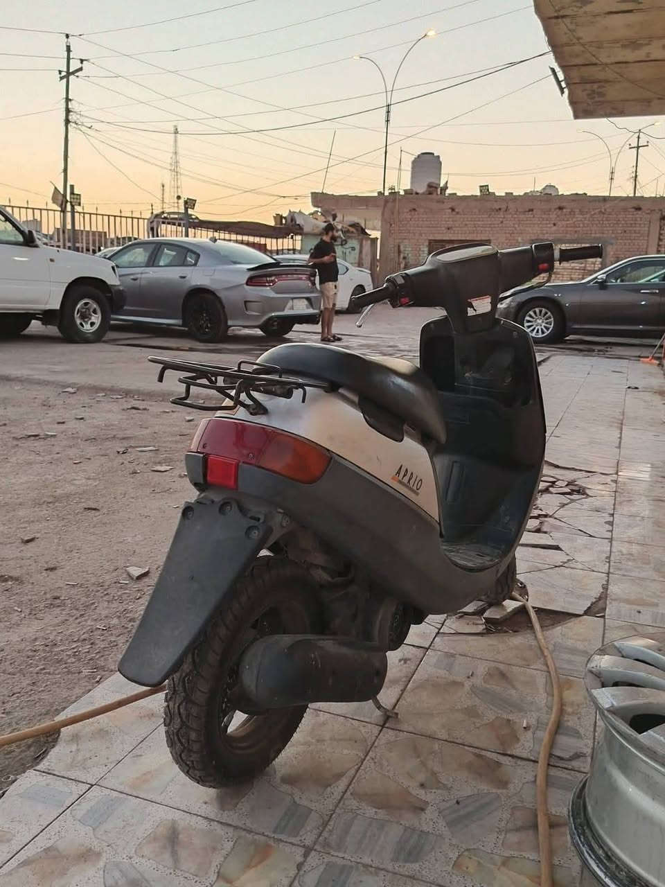 السلام عليكم دراجه بطه بيها صوت اكسن للبيع الدراجه أوراق اصولي بسمي الدراجه شلعه ومعدل  تخبل مفتوحه مره وحده مكينه ناعمه الدراجه شغاله لايت بك لايت اشاير هندر نكره وحده السلف عوزه راجز السعر 325 وبيها مجال الهاتف *********** الشراي يتصل ويدلل
