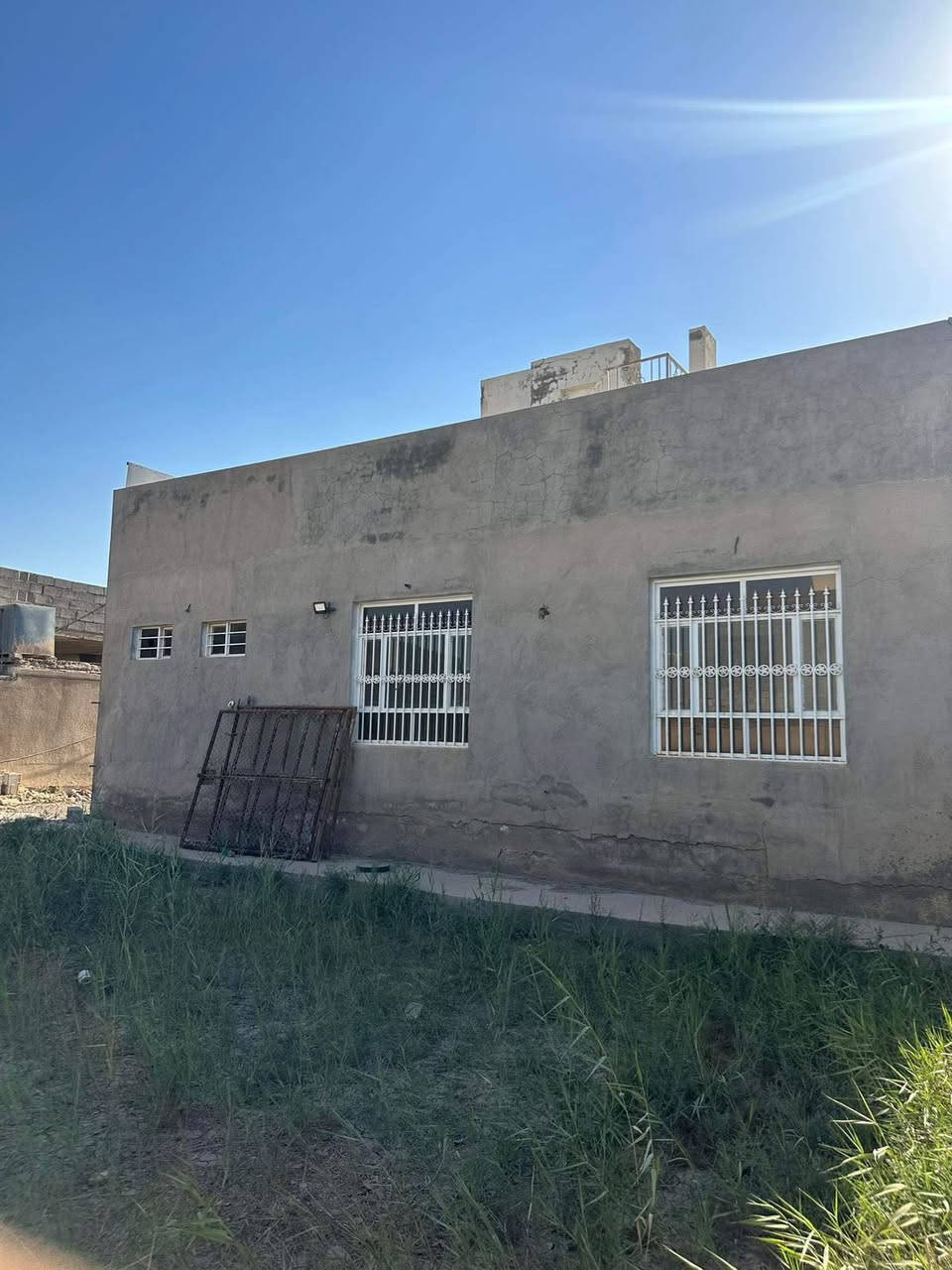 السلام عليكم 

مزرعة للبيع      

المساحه 2250 متر / طول 125 متر / العرض 18متر /  
الموقع بغداد حي الانتصار قرب مجاور  الراشدية
بناء 550 متر /  متكون البناء من بيتين ممكن فرزهن كل بيت مساحتة 275 متر 
تفاصيل البناء / صاله عدد 2 /مطبخ 2 / استقبال 2 / حمام7 / غرف نوم 8 /
حديقه 600 متر 
+ قطعه خلف البناء فارغه مساحتها 500 متر  
 + كراج 200 متر + مشتمل 

السعر 725 مليون 
للاستفسار عن معلومات  او السعر 

***********
***********
