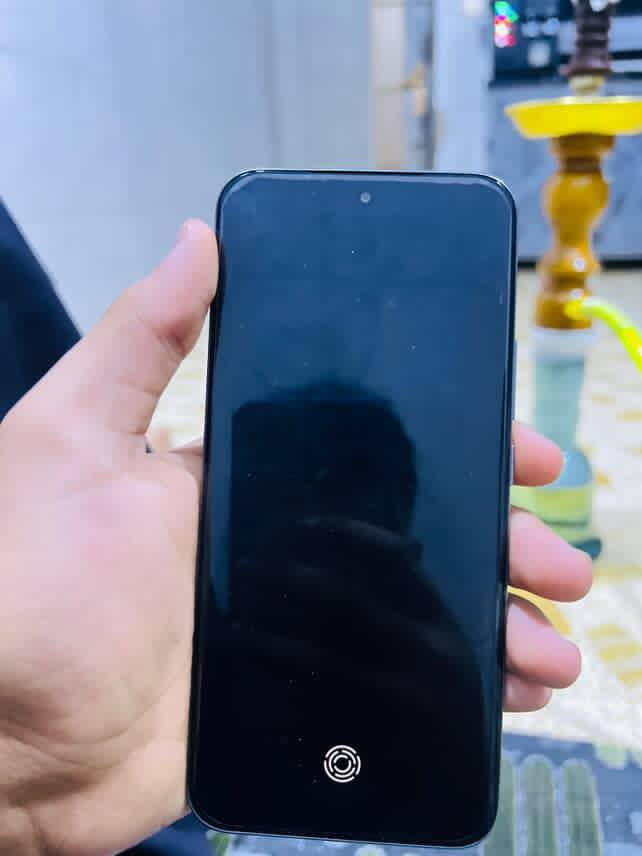 السلام عليكم ورحمة الله للبيع
(تكنو سبارك 40 برو بلس).

​الشاشة:
​نوع: 3D AMOLED (شاشة منحنية الأطراف)
​الدقة: 1.5K (1224x2720 بكسل)
​معدل التحديث: 144Hz (مما يوفر سلاسة فائقة)
​المعالج:
​MediaTek Helio G200 (يذكر أنه "الأول من نوعه في العالم")
​الذاكرة والتخزين:
​يتوفر بخيارين للتخزين: 256GB 
​الذاكرة العشوائية (RAM): 8+8GB
​الشحن والبطارية:
​سعة البطارية: 5200 مللي أمبير
​الشحن السريع: 45W (شحن سلكي)
​الشحن اللاسلكي: 30W (شحن لاسلكي مغناطيسي)
​الكاميرا:
​الكاميرا الخلفية الرئيسية: 50 ميجابكسل (مع دعم التثبيت الإلكتروني للصور - EIS)
​ميزات إضافية:
​مقاومة للغبار والماء بمعيار IP64.
​تقنية NFC (الاتصال قريب المدى).
​نظام تشغيل Android 15 وواجهة HIOS 15.
​بصمة تحت الشاشة (بصري).
​مكبرات صوت مزدوجة مع تقنية Dolby Atmos.
​ميزة FreeLink للمكالمات المجانية بدون إشارة.
مستعمل شي قليل  
للمروسه او بيع
السعر خاص
او مروسة 
***********
