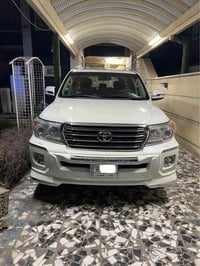 للبيع لاندكروز مديل 2012 بيها صبغ قطعتين  بدون دواخل طخه خفيفه مكينه 6...