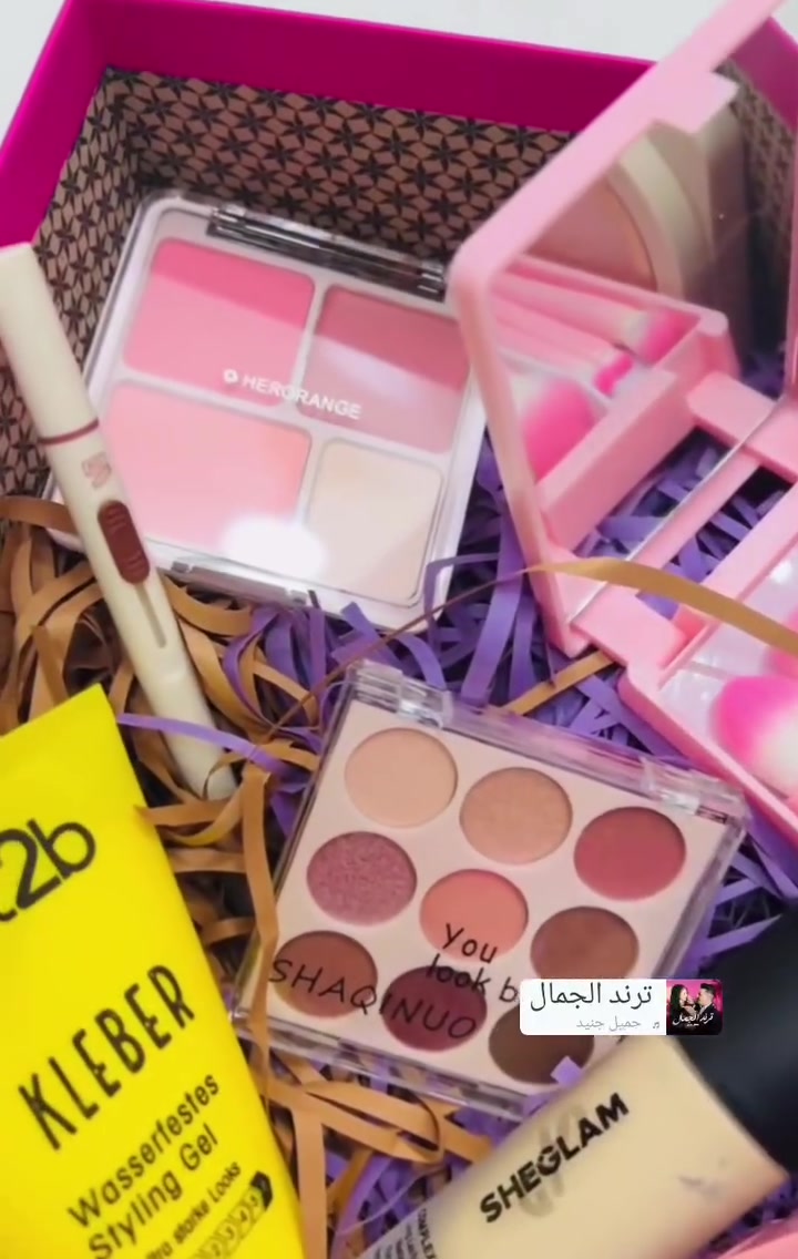 عرض المكياج🔥🔥🔥 

كريم الأساس شيكلام (Foundation): يتضمن العرض كريم أساس  من شيغلام، المعروف بتغطيته العالية وقوامه الخفيف على البشرة، وهو مقاوم للماء والتعرق ويدوم حتى 16 ساعة.
البودرة (Powder): بودرة "سكن فوكس" (Skin-Focus) ذات التغطية العالية من شيغلام، تعمل على إخفاء العيوب والتحكم في زيوت الوجه دون تكتل.
ظلال العيون (Eyeshadow): باليت شدو من ماركة "SHAQINUO" يحتوي على 9 ألوان متنوعة بين المطفي واللامع، وتتميز بتركيبة ثابتة وسهلة الدمج.
أحمر الخدود (Blush): باليت رباعي يجمع بين القوام الكريمي والبودرة، ويحتوي أحياناً على هايلايتر لتفتيح البشرة.
جل الحواجب (Eyebrow Gel): جل "got2b Kleber" الأصفر الشهير، وهو جل مقاوم للماء يستخدم لتثبيت الحواجب والشعر بقوة فائقة تدوم طويلاً.
قلم الحواجب: قلم حواجب مزدوج من شيغلام، يتميز بطرف رفيع للرسم الدقيق وطرف آخر بفرشاة للتمشيط ودمج اللون بشكل طبيعي.
منتجات الشفاه: سيت ثلاثي للشفاه (غالباً من ماركة Meike Glamour أو ما يشابهها) يتضمن محدد شفاه، وأحمر شفاه، وملمع شفاه (Gloss). 
أدوات المكياج
مجموعة الفرش (Brush Set): حقيبة صغيرة وردية اللون تحتوي على 5 فرش مكياج أساسية (للوجه، العينين، والشفايف) 
مسكار


**إذا كنت صاحب هذا الإعلان وتريد حذفه لأي سبب، رجاءا أرسل رسالة إلى الدعم الفني**