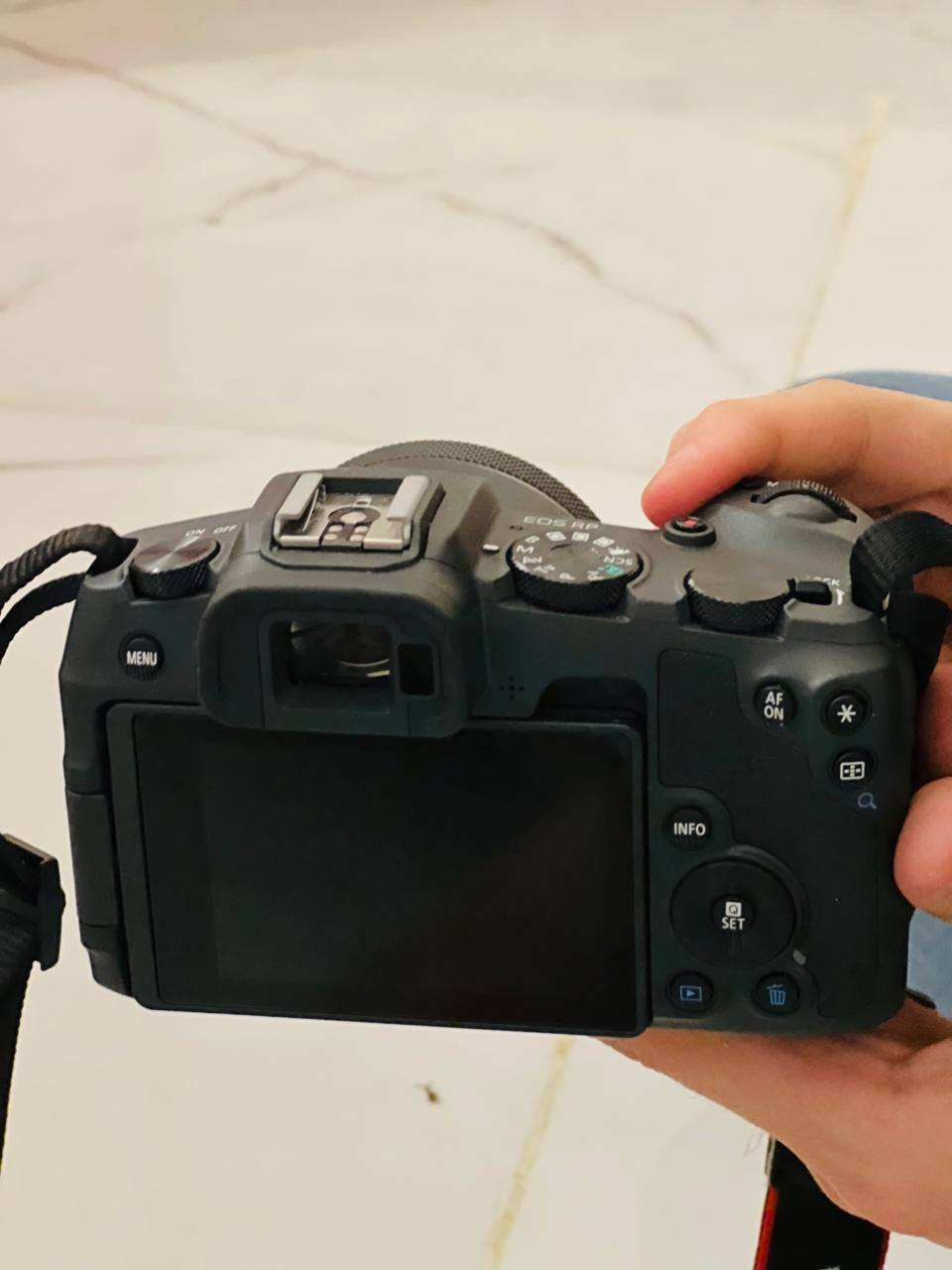 Canon EOS RP كاميرا
🔹 مستشعر Full Frame بدقة 26.2 ميگابكسل 

🔹 تصوير فيديو 4K (لكن بيه قص Crop) 

🔹 نظام فوكس Dual Pixel AF سريع ودقيق 

🔹 تصوير متواصل: 5 صور بالثانية 

🔹 شاشة متحركة (ممتازة للفلوگ والتصوير بزوايا صعبة) 

🔹 ISO عالي يوصل لحدود 40000 (مناسب للإضاءة الضعيفة)

الكاميرا نضيفه جدا جدا واستعمال قليل  شخط مابيه وياهه عدسة 50 mm rf + بطاريتين مال كاميرا وحده ثانيه الاصليه
السعر 900 الف
  تواصل الاستفسار على الخاص


**إذا كنت صاحب هذا الإعلان وتريد حذفه لأي سبب، رجاءا أرسل رسالة إلى الدعم الفني**