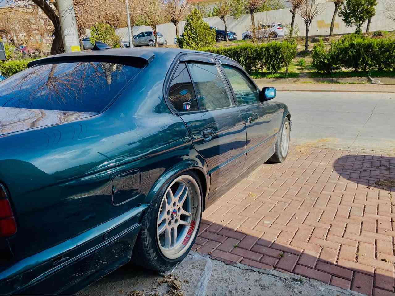 BMW 
بۆفرۆشتن مۆدێلی ١٩٩١ مەکینەی ٥٢٠ گێڕ عادیە ئاڕمی پلاستیکی سلێمانیە ڕەنگی سەوزەێکی تۆخە تاقمێک ویلو تایەی دووسایزی M لەژێرایە گەرمیو فڵجەو لایت و تەجیلو مکەبەرەی هەموو گیانی مەزبوتە کامل فڕن کراوە پۆڵیشو قەڵەم کاریەکی دەرەجە یەک کراوە مەکینە گێر ئەکسل تەقە ڕەقە هەموو گیانیت بەشەرتی فیتەر ئەیەمێ ساڵۆنسای کراوە بە کۆنتڕۆڵ سەوتێکی زۆر خۆشی هەیە سەیارەکە هیدەسی خۆمانەو هی مەعرەز نییە ئارەمەکەشی بەشەرتی هەموو شتێک ئەیەم لەسلێمانیم سعری ٣٤ گەڵاو ماجالێکی برایانەیە 
ژ.م *********** شربازهير, السليمانية
