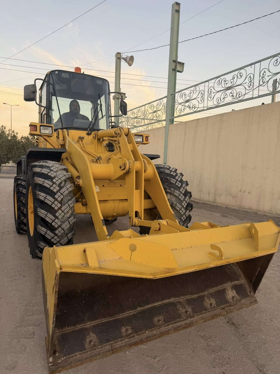 السلام عليكم
شفل كموماتسو WA100
دخول جديد وارد يابان ولاكيله مشتغل بالعراق
عداد العمل 6000ساعه حقيقي
مكفول كفاله عامه فقط الكيله صبغ 
مكينه 4سلندر سوبر 
كفاله عامه من فتح وتبديل وصبغ 
المكان النجف للستفسار الاتصال ***********  غير متواجد ع الفيس فقط بيع
