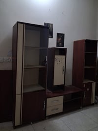 معرض وميز تلفزيون نظيف ب60 وبي مجال للاستفسار 07783323961