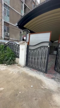 شقه ارضيه للايجار بشقق زيونه موقع ممتاز جدأ تحتوي على كراج وحديقه وصال...