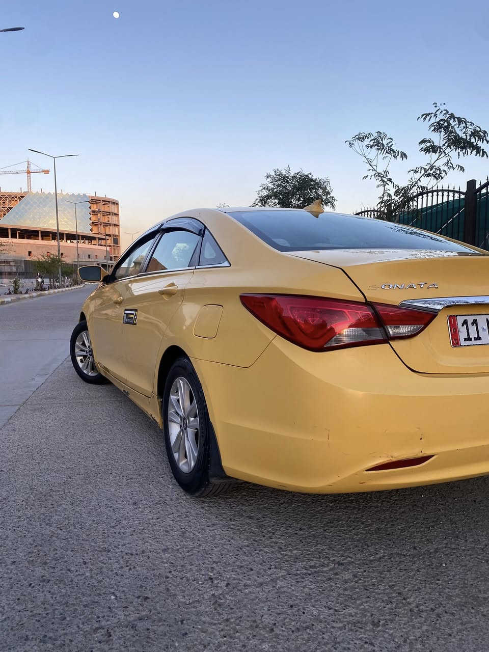 السلام عليكم
‏HYUNDAI SONATA للبيع  
هيونداي سوناتا موديل 2013 
محرك 2400 GDI المحرك امبدل جديد هستوني شاده 
لا تنقيص ولا تبخير خير من الله 
كير 6 نمر ✈️
تبريد ثلج ❄️
السياره خير من الله مرتبه واحلى من الصور 
رقم بغداد الجديد 
🔴المواصفات ومواصفاتها معرفهه السوناتا  
كرسي كهربائي 
تدفئه الكراسي 
شاشه 
كامره خلفيه
مانع انزلاق 
🔊سماعات عدد 8 معه دمام ابلادي 
ويل 16 أنج عدد 5 
لد خلفي 
وبعد بيها مواصفات خير من الله 
بجم كبس بيهه ايرباك البرده طاك والستيرن
السياره وارد امريكي (حادث السياره بأمريكا باب السائق والجاملغ الامامي وبلعراق جاملغ الامامي عكس السائق وباب الراكب ) صور الحادث مرفقه في المنشور
السياره ماشيه 150الف
📍الموقع بغداد الحريه 
السعر 98وبيها مجال للشراي 
الاستفسار اكثر ***********
