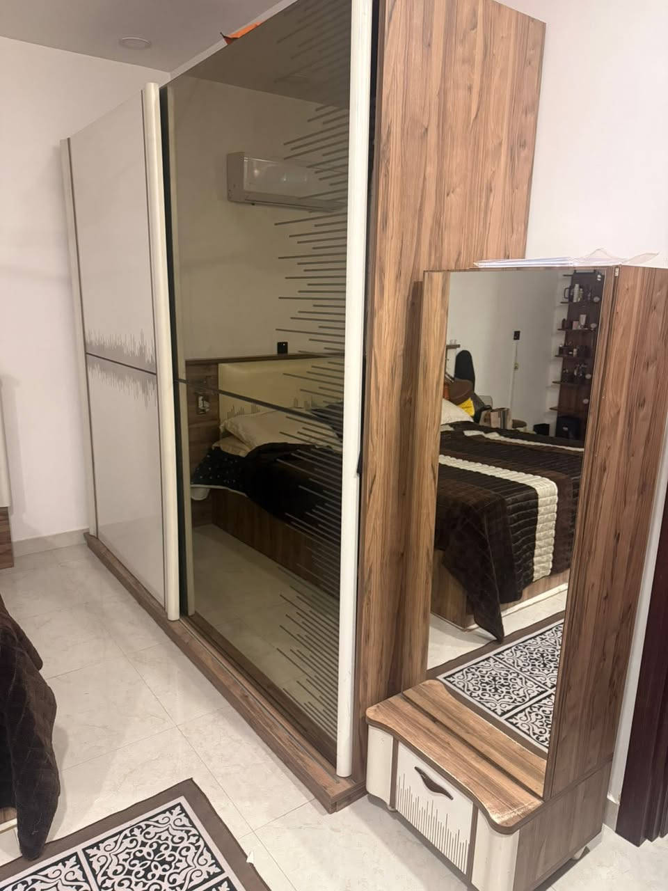 السلام عليكم غرفه نوم تركي  درجه أولى  ٥ قطع  داخل الجربايه مخزن مكان الغرفه منصور حي ادراغ السعر٣٥٠ مجال كلش للعلم الدوشك  مو من ضمن الغرفه بسيط رقم تليفون***********
