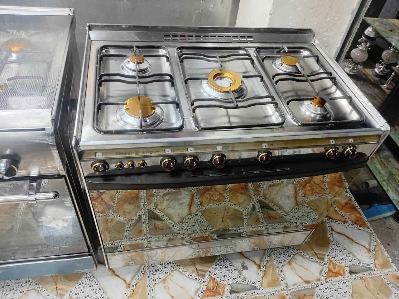 سلام عليكم كاونتر مترين و٣٠ وسنك متر و٣٠ كرانيت تفصال اخو الجديد بيع ومراوس طباخ كرياز مصري الباب الأول  وطباخ فريش مصري باب اول نضيف بيع ومراوس العنوان بلد جمعية ليمام استفسار ***********
