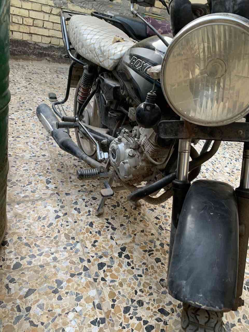 السلام عليكم دراجه بوكسر للبيع متروكه وشرط شغاله مكفوله كير ومحرك سبانه ممدوده عليه بس يرادله ترتيب ادامه لان متروكه سعر ٤٥٠ بيه مجال حك جيه شراي يتصل وبخدمتة رقم ***********
