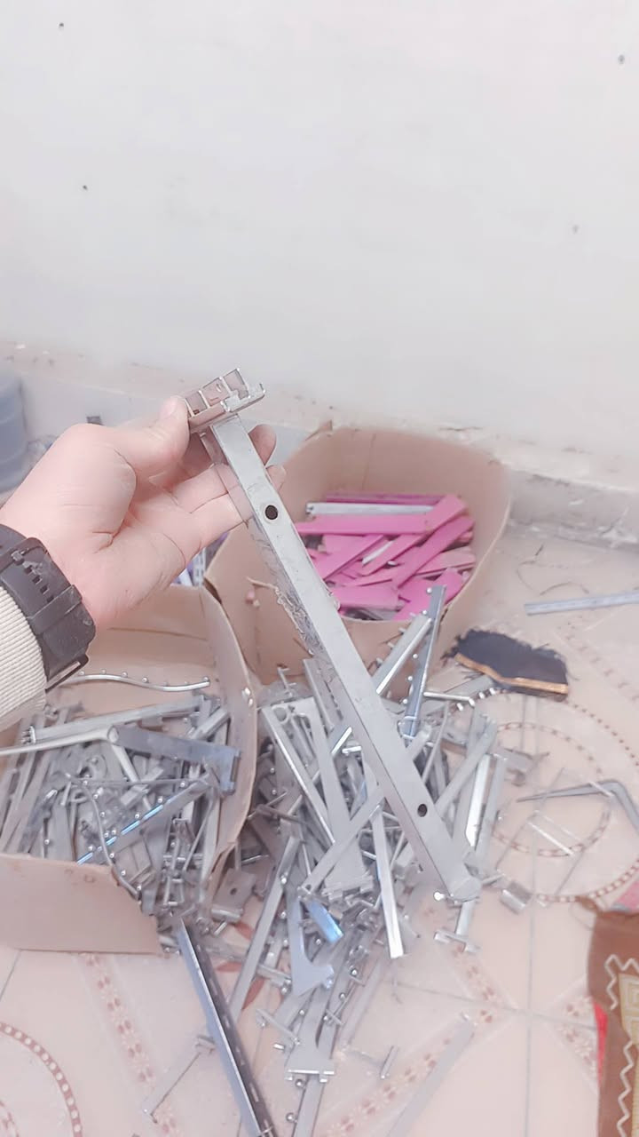 سلام عليكم  تصفيه محل  رفوف  +ألواح  خشب قياسات  مختلفه + اذرع ملابس  +اذرع ستان  احزمه   فإن  هواء عازل تراب  عنوان الشعب سوق شلال   أنسب  أسعار  اتصال ***********
