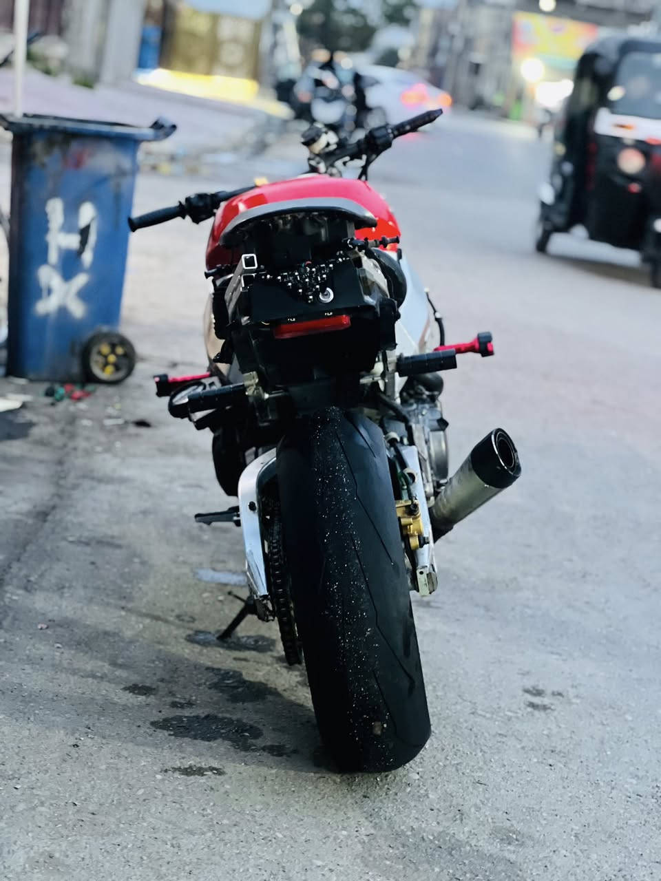 السلام عليكم
دراجه CBR929
الدراجه شغاله بس ما مستقره رون يراوح
السعر مليون ونص واذا اكو مروس عادي 
المكان جسر ديالى القديم رقمي ***********
