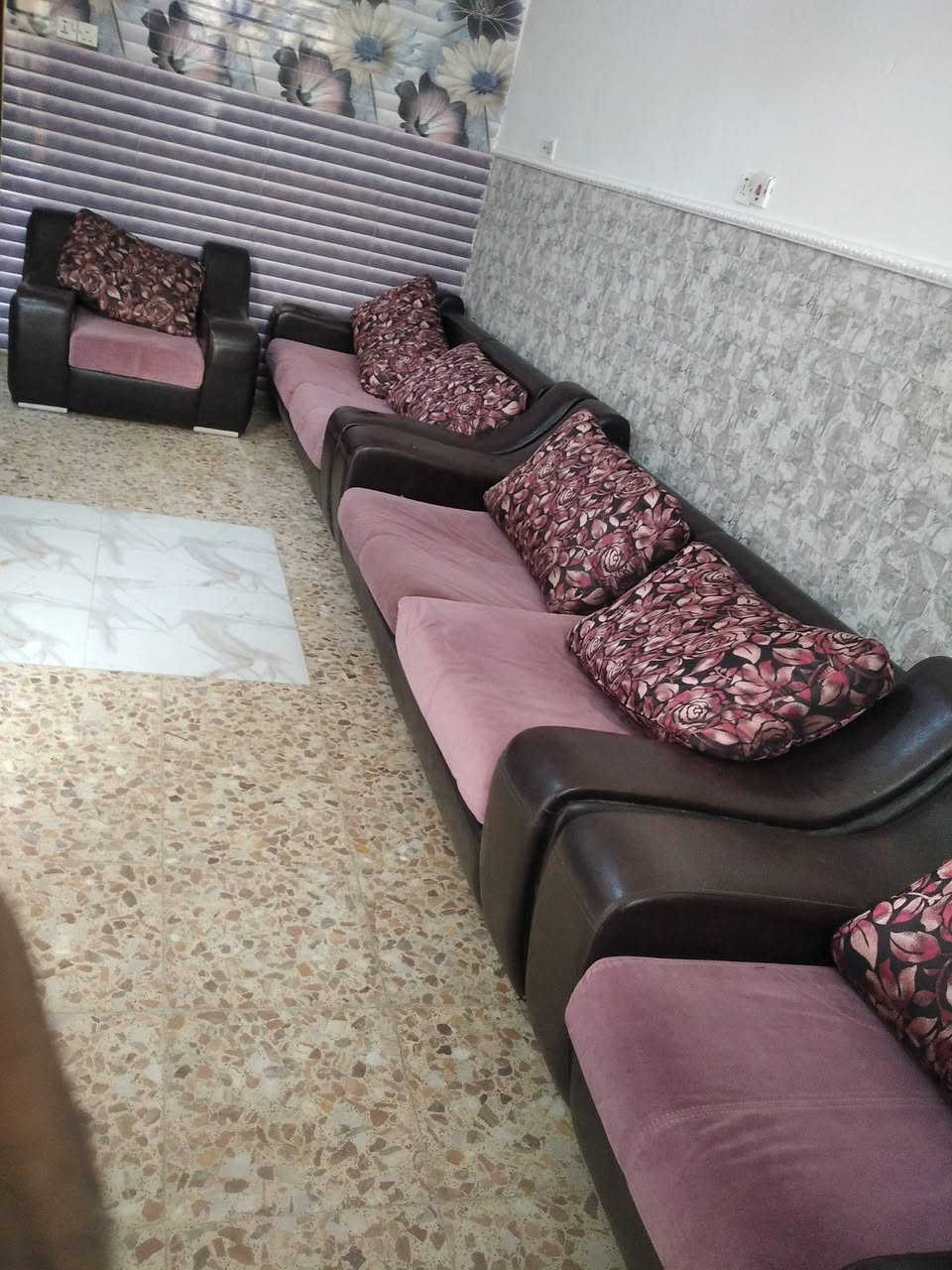 السلام عليكم عندي تخم عشر مقاعد جلد سعره ب 250 وعندي ديوان تسع مقاعد سعره ب 150 العنوان حله نادر الاولى خلف فندق الذكريات رقم الهاتف ***********
