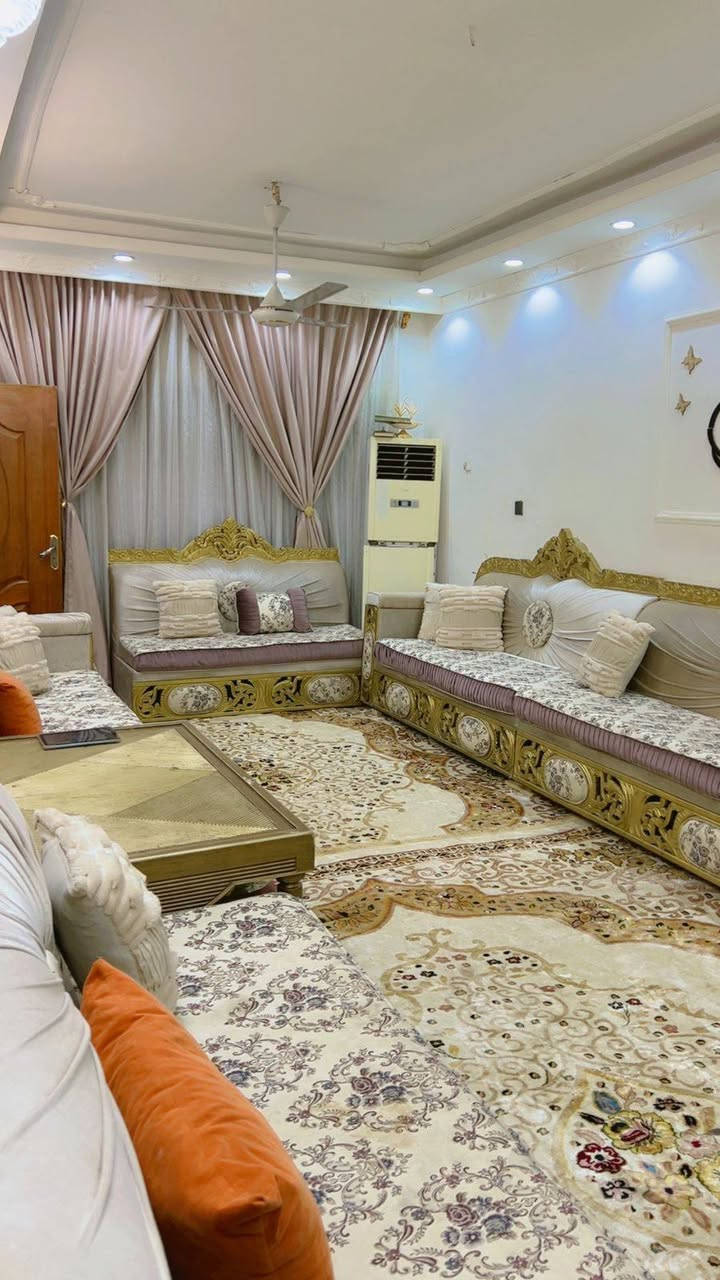 سلام عليكم من رخصت الادمن دار للبيع المساحة ٢٠٠متر يحتوي على غرفه نوم ومطبخ وهول وستقبال في طابق الارضي وثلاث غرف نوم في الطابق الاول ويحتوي على محلات تجارية عدد ٢لبيت عكاده لواجه ١٠ ونزال ٢٠الموقع الأمين الثانية الشارع الرئيسي الفاصل بين لامين والمعلمين قرب الصيدلية النظامية ***********اتصال سعر٦٥٠بي مجال حق الجيه
