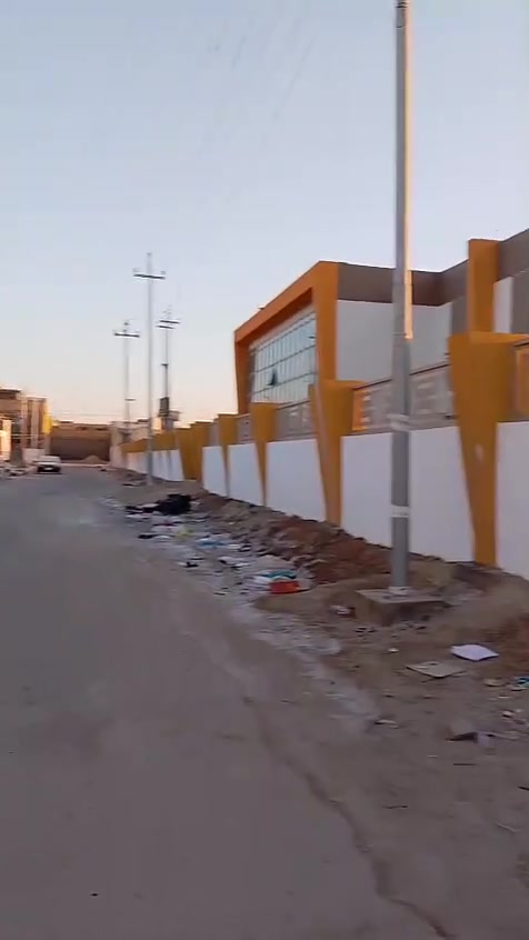 بيت للبيع المساحه 200 متر  العنوان ناصرية ناحية الزيديناوية البيت طابق واحد بنيان طابوك صب كونكريت مسلح 
 يحتوي على غرفتين وصاله ومطبخ وحمام داخلي وخارجي وديوانية واستقبال وهول ومنور ومحل وطارمة البيت بصف الركن بنيان جديد عوزة بس الدرج تطبيك سيراميك السطح شتايكر مقابيل المدرسة الصينية كلش جميع الخدمات بالشارع الأستفسار الأتصال على الرقم ***********
