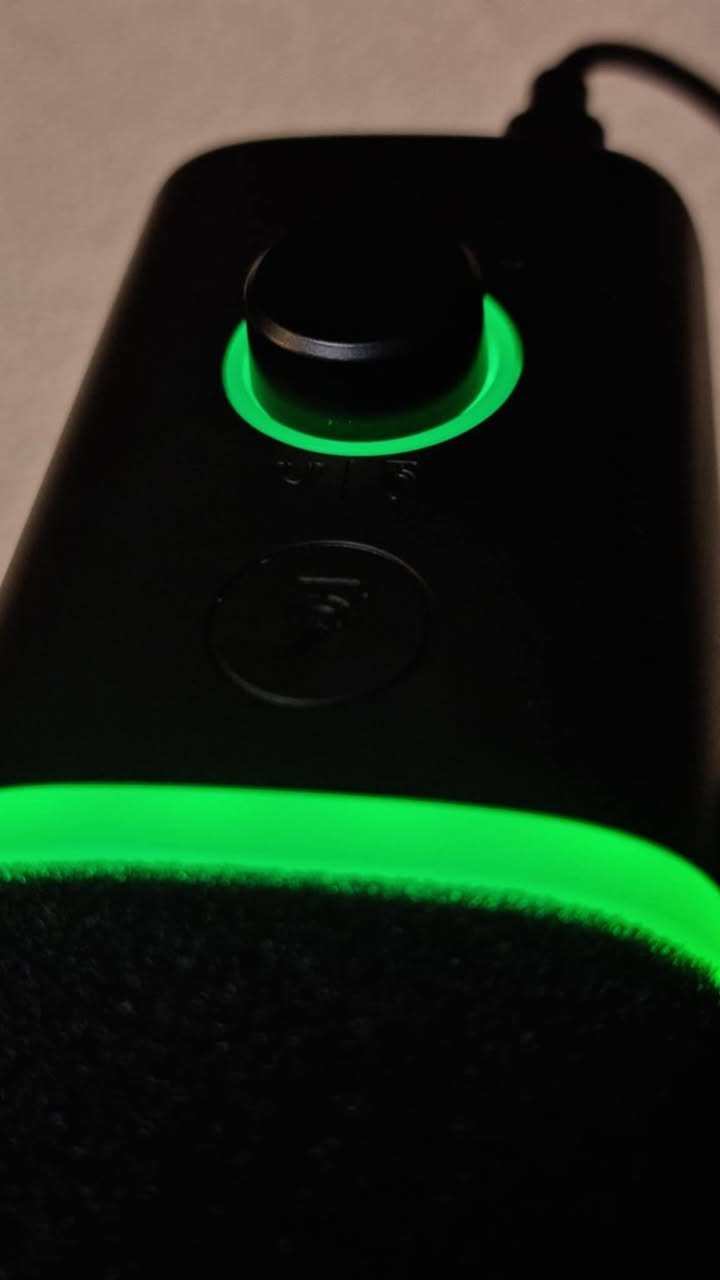 مايك usb/XLR من شركة zealsound
مايك مناسب للبثوت والبودكاست ومستخدمي pc
ميزة عزل صوت وكتم وتحكم باضاءة RGB
الي مهتم يتواصل خاص موجود بيه عينة اختبار لصوته


**إذا كنت صاحب هذا الإعلان وتريد حذفه لأي سبب، رجاءا أرسل رسالة إلى الدعم الفني**